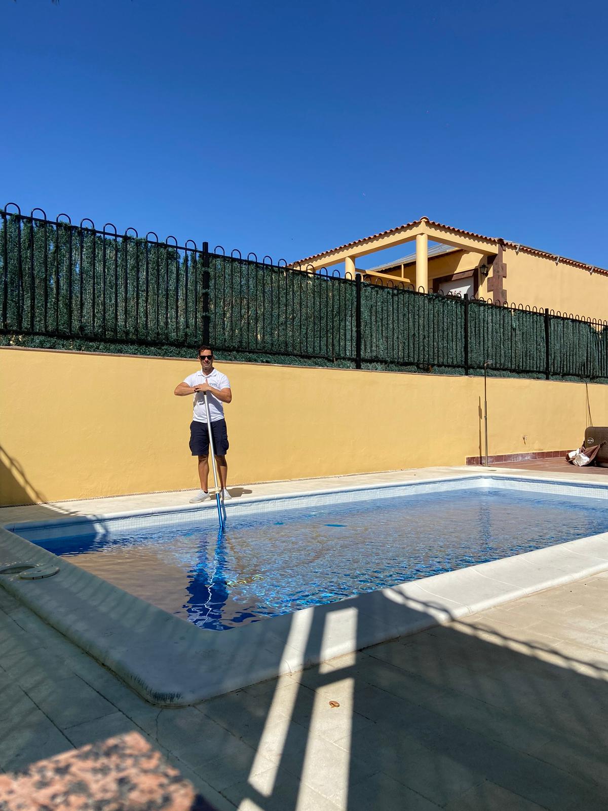 personal de limpieza de piscina posando para una foto